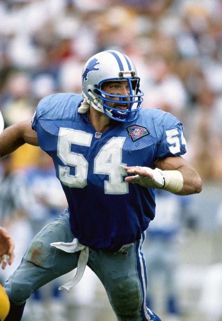 Chris Spielman playing linebacker for the Detroit Lions during an NFL game, featured in Top 10 White Middle Linebackers of All Time.