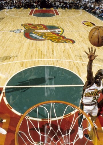 Gary Payton driving to the basket with finesse during a Seattle SuperSonics game against the Chicago Bulls in the NBA Finals.
