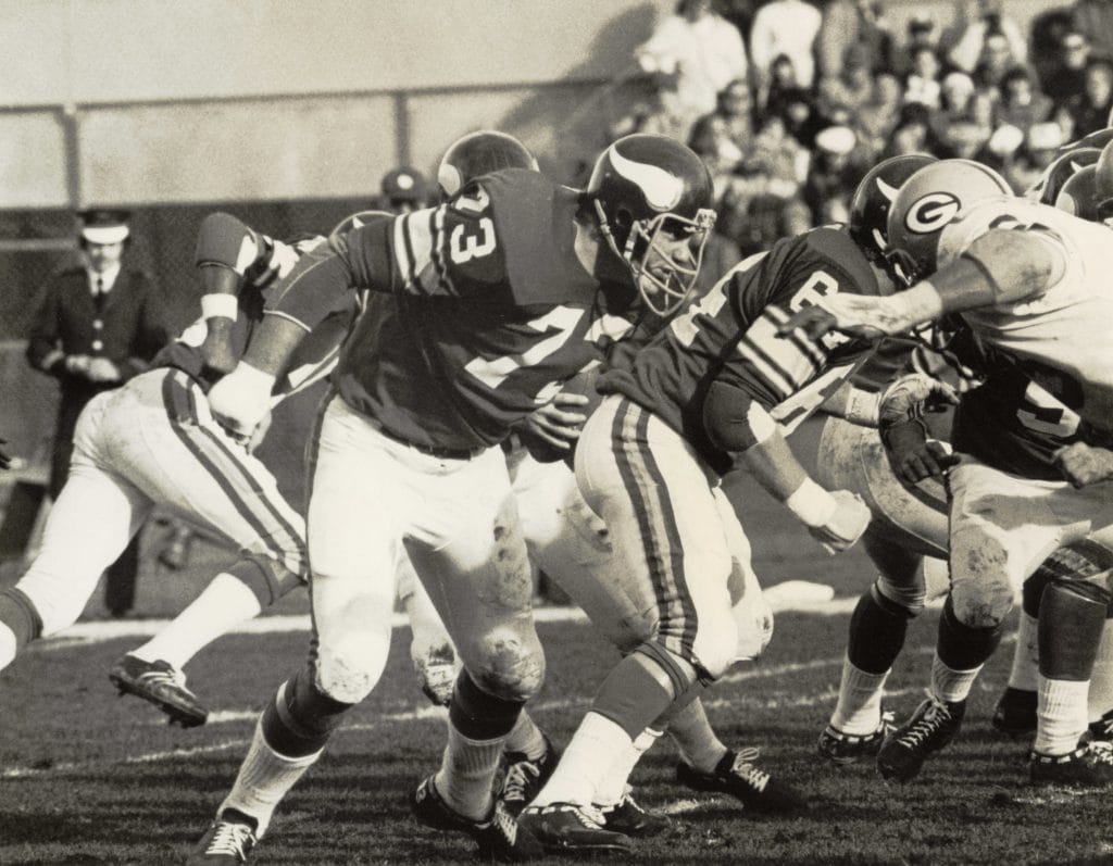  Ron Yary blocking for the Minnesota Vikings in an NFL game.
