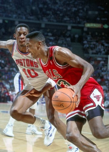 Scottie Pippen battling against a Pistons defender Dennis Rodman, another person who is close to 6'8' in a Chicago Bulls jersey.