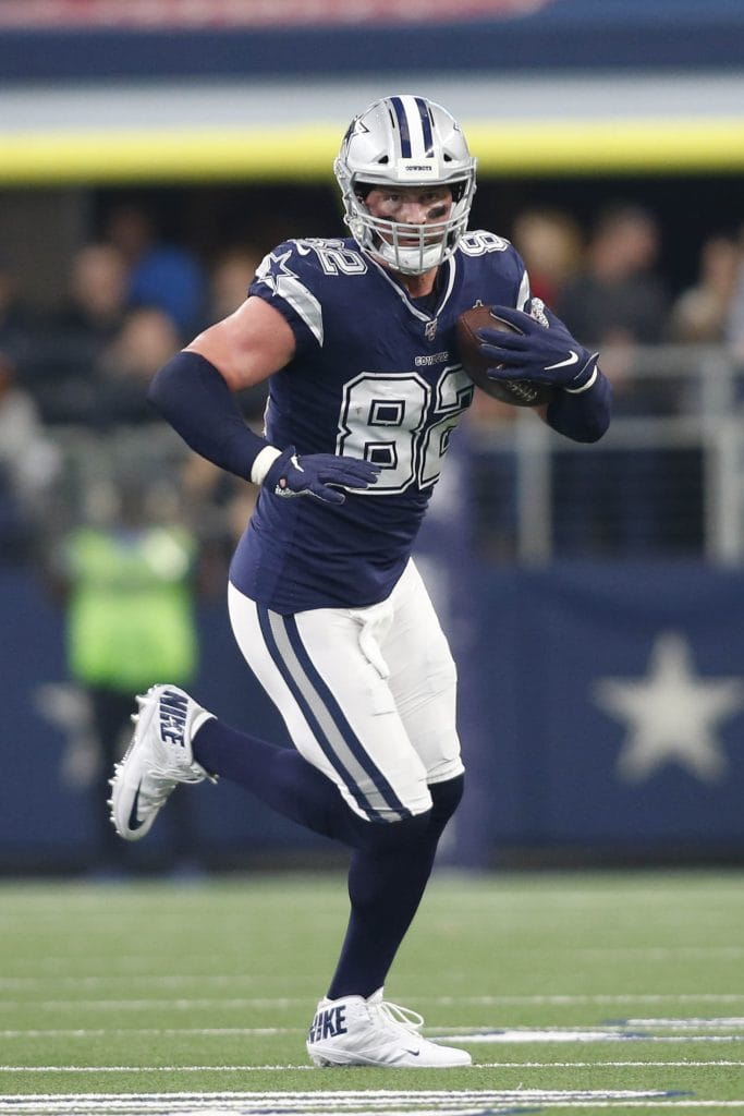 Jason Witten, one of the best white NFL players of all time, makes a reception for the Dallas Cowboys.