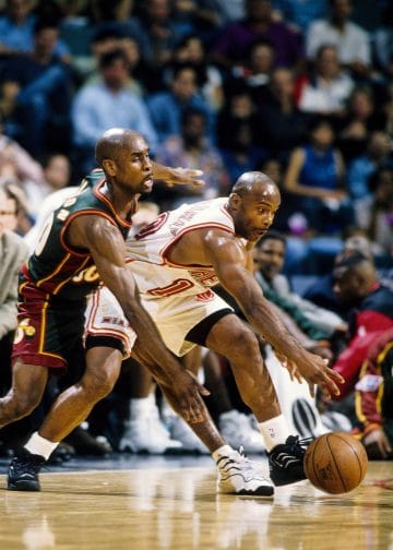 Gary Payton hounding Tim Hardaway — The Glove in full effect as one of the best NBA defenders ever.