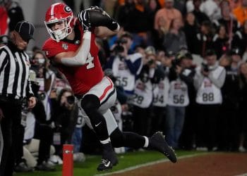 Georgia tight end Oscar Delp hauls in a touchdown pass against Tennessee during the 2023 college football season.