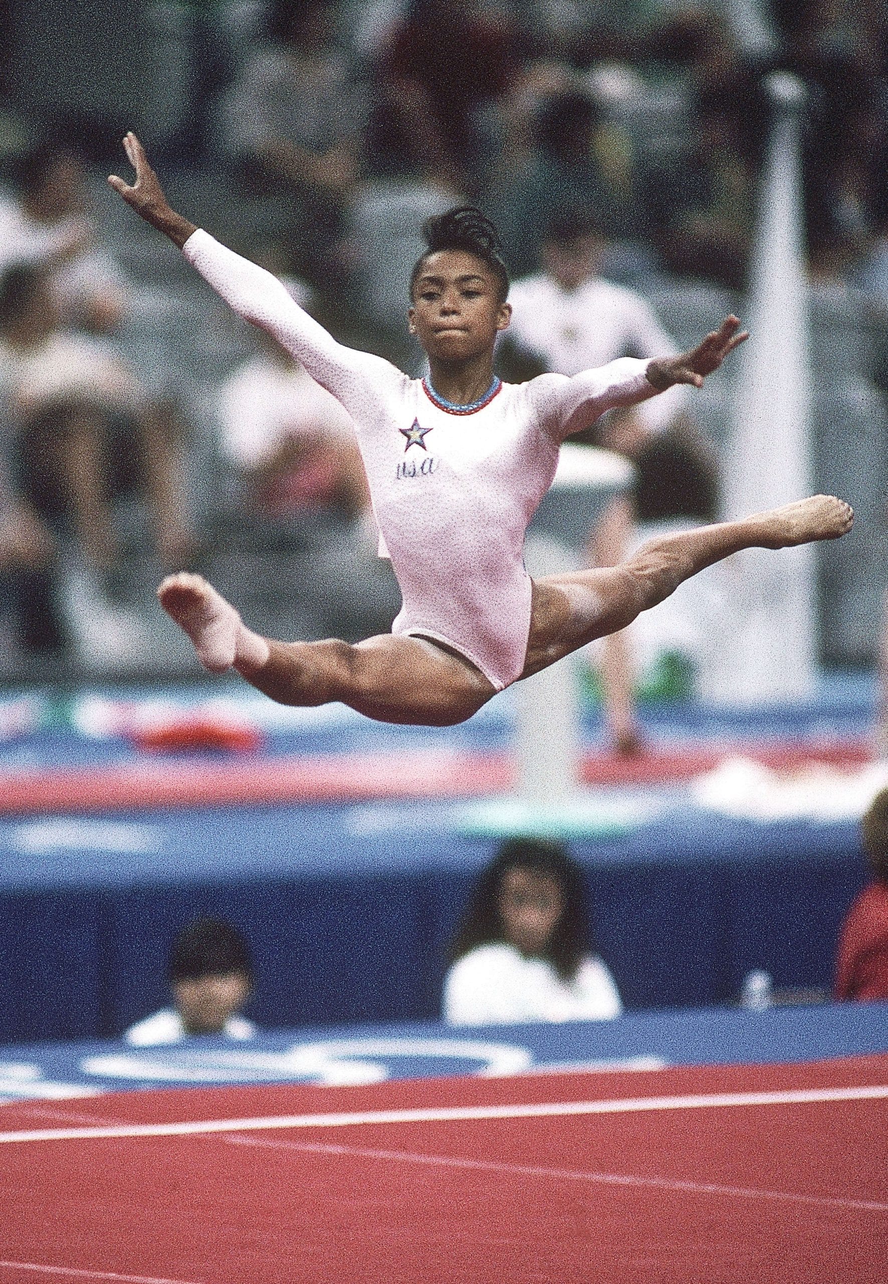 Dominique Dawes performing her floor routine at the Olympics, one of the top Female Artistic Gymnastics Olympics Floor Routines in history